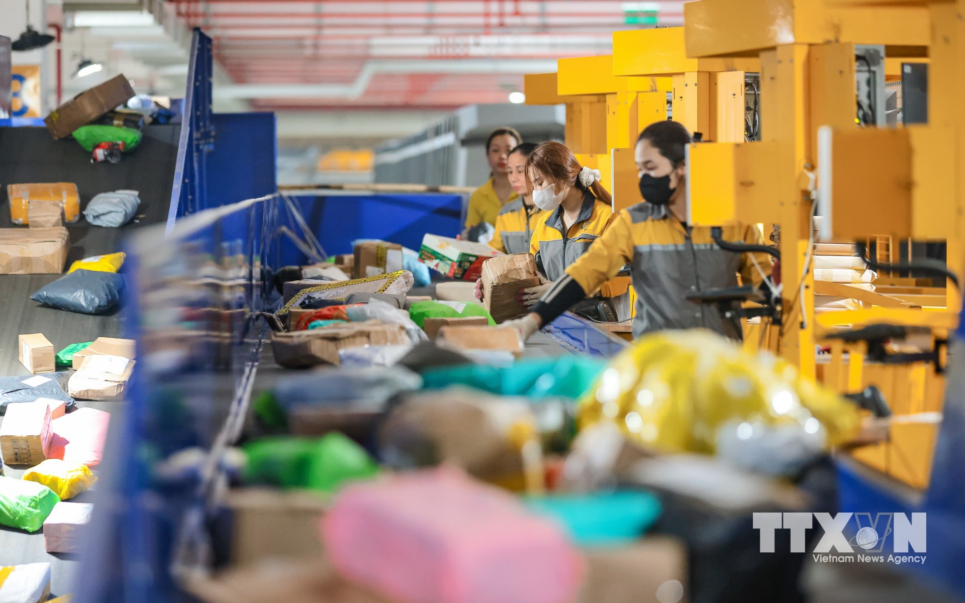 Hệ thống dây chuyền hiện đại sử dụng băng tải 2 tầng cho phép tự động hóa toàn bộ quy trình với độ chính xác 100%. (Ảnh: Hoàng Hiếu/TTXVN)